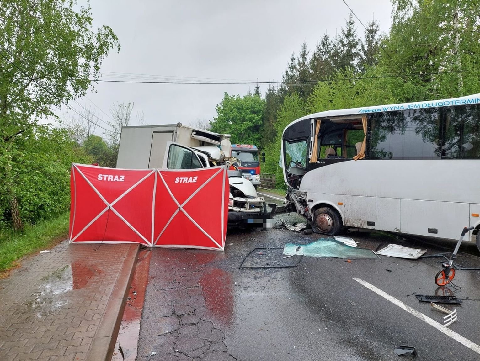 Czołowe Zderzenie Dostawczaka I Autokaru W Wypadku Zginął 63 Letni Mężczyzna Foto 2102