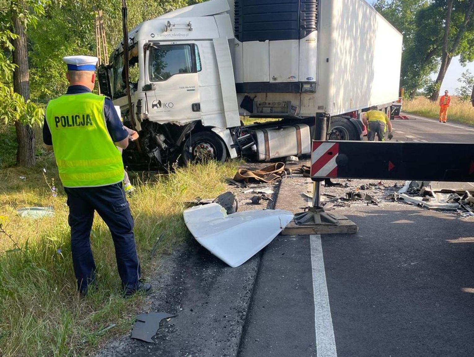 Czołowe Zderzenie Dostawczaka Z Samochodem Ciężarowym Kierowca Mercedesa Zginął Na Miejscu 5069