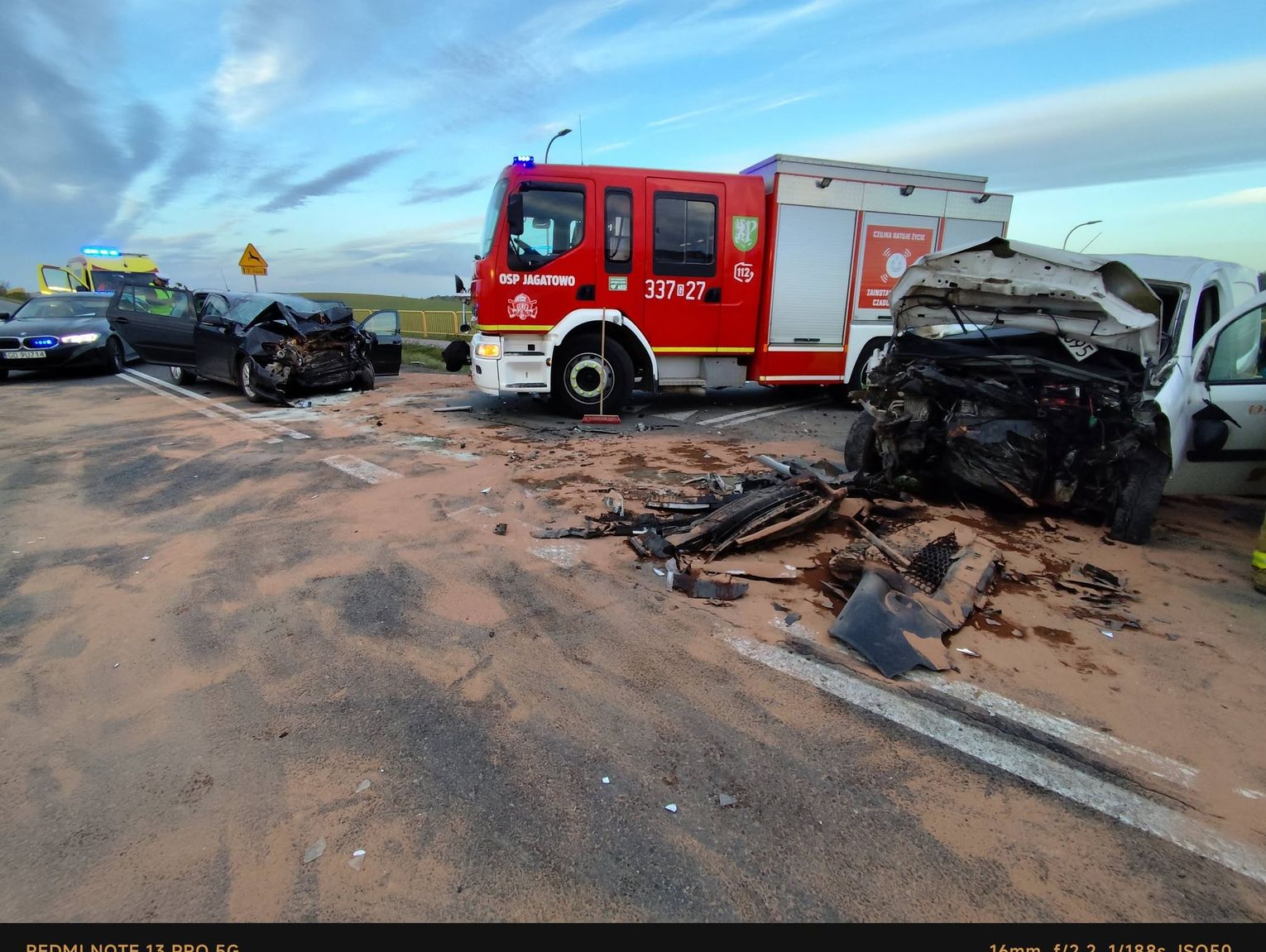 Czołowe zderzenie w Jagatowie: zginął kierowca Renault, pięć osób rannych