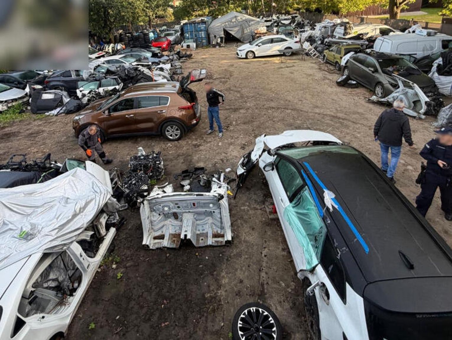 Gang legalizował kradzione auta w Zielonce. Policja zabezpieczyła 25 pojazdów