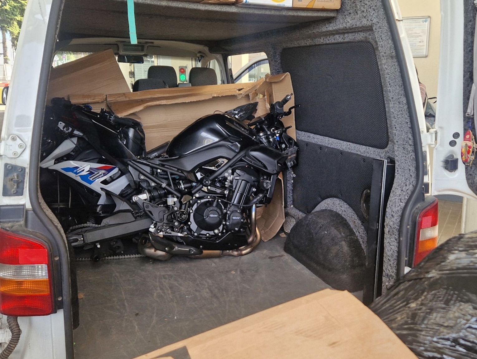 Kradzione motocykle BMW i Ducati rozkręcone na części zatrzymane na granicy z Ukrainą