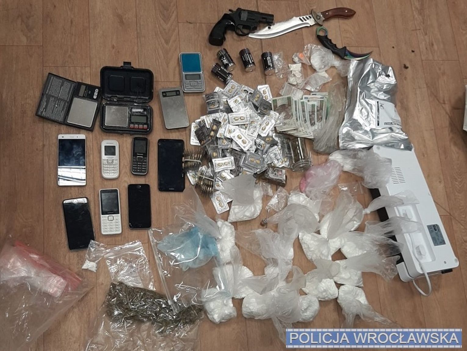 [Obrazek: xga-4x3-kryminalni-odwiedzili-parke-dile...007415.jpg]