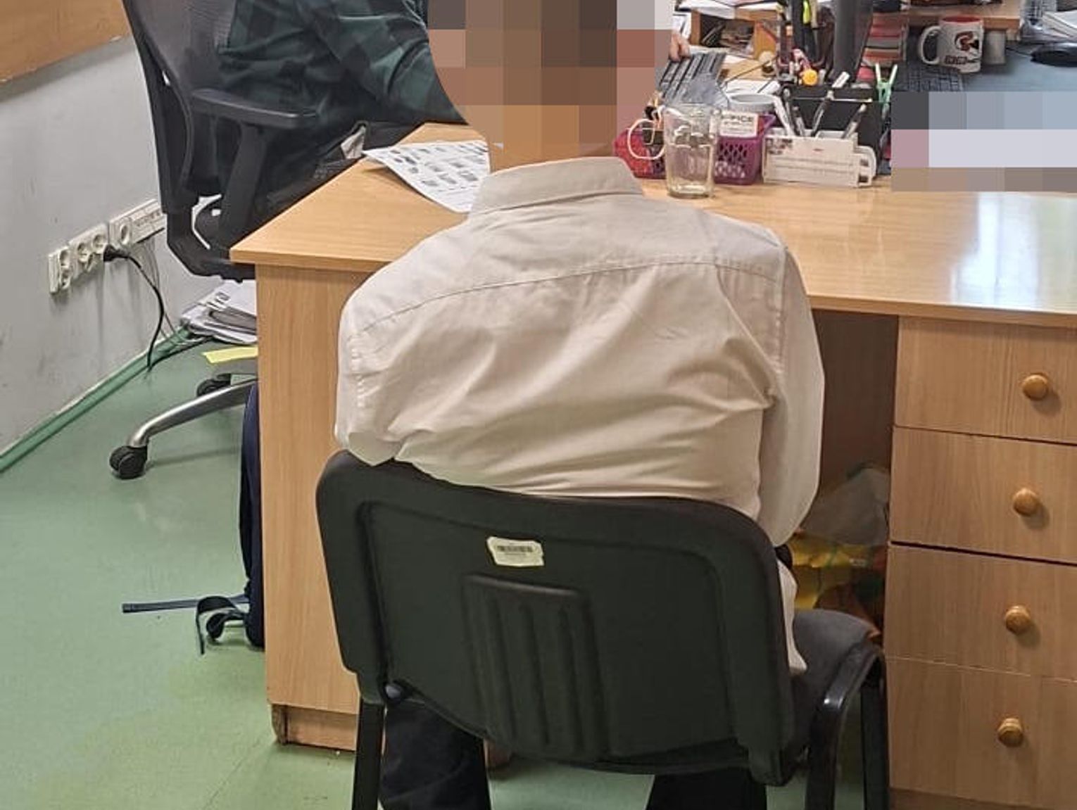 Kurierka odkryła gotówkę w paczce i powiadomiła policję. Złapano 18-letniego oszusta