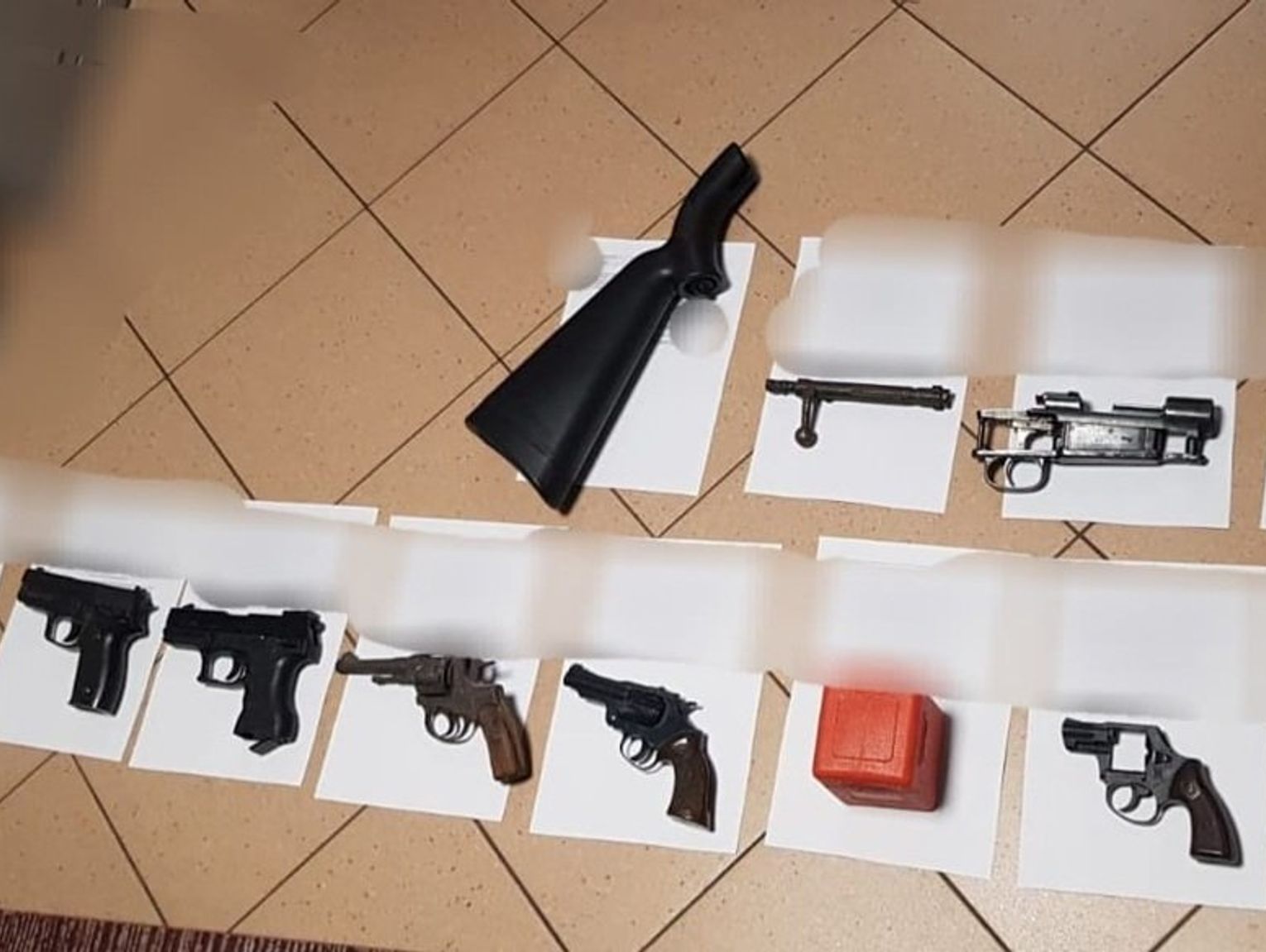 Pijany 57-latek groził uczestnikom imprezy firmowej. Odsłonił kurtkę i pokazał, że ma pistolet