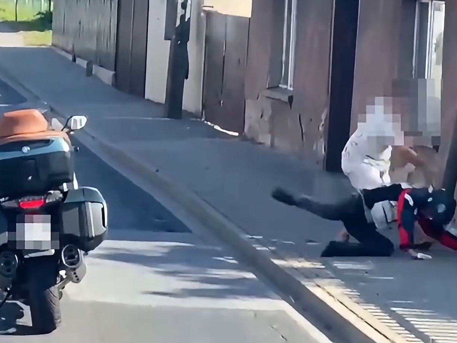 Pobił motocyklistę po kłótni drogowej, świadek nagrał zajście