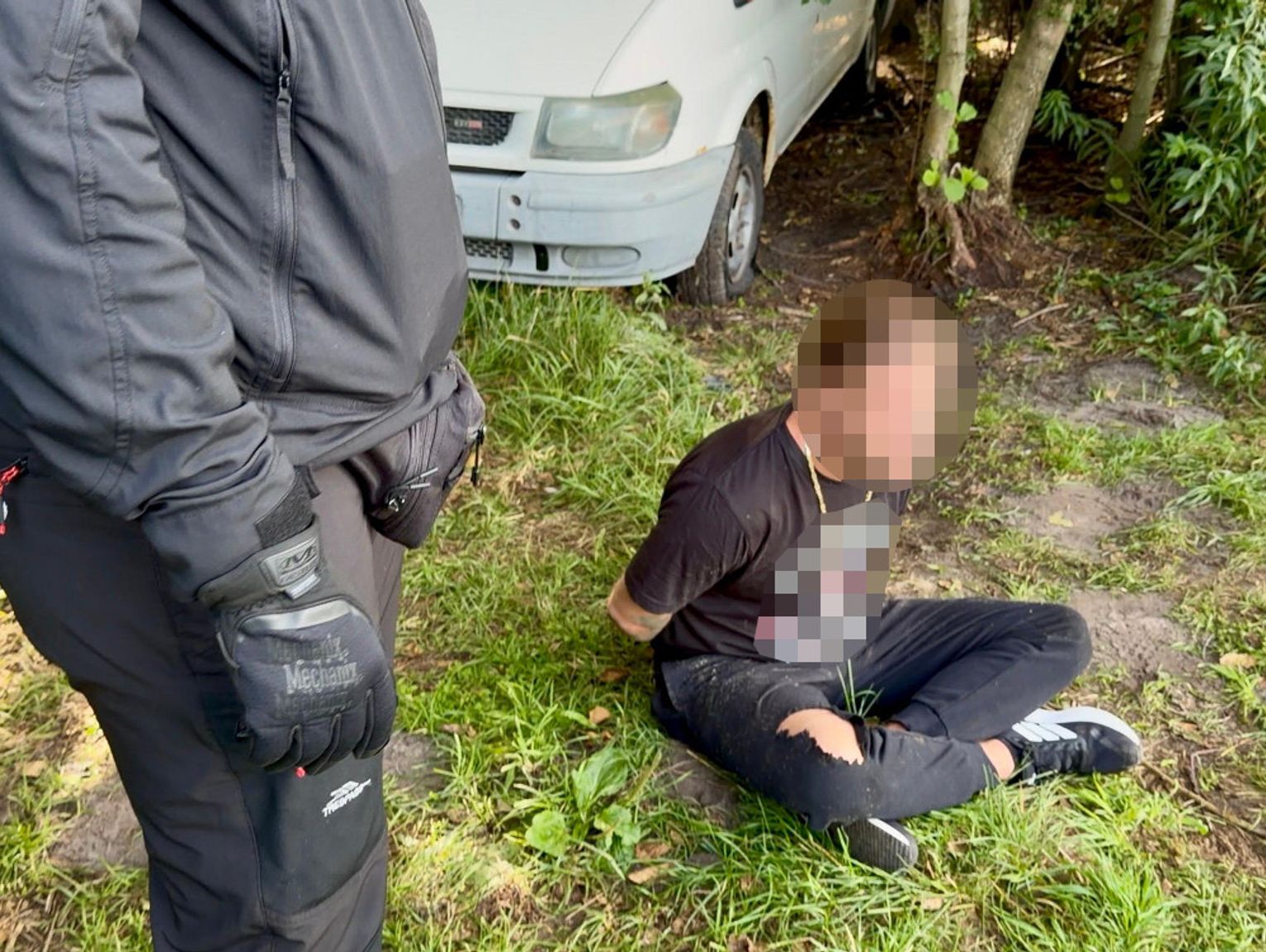 Car chop shop in Wołomin county: three car thieves dismantling Toyotas in forest
