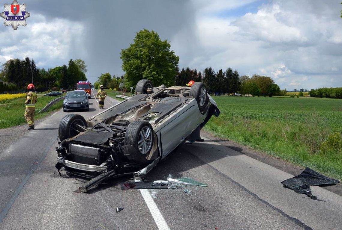 Wyprzedzany kierowca też zaczął wyprzedzać. Samochody zderzyły się bokiem. Audi uderzyło w betonowy przepust i dachowało