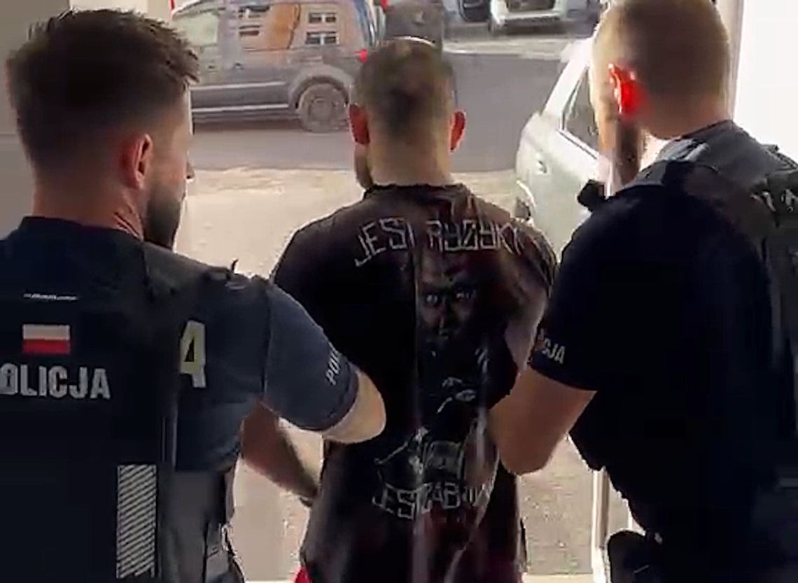 „Jest ryzyko, jest zabawa” na koszulce. Uciekał policji z 14-miesięcznym dzieckiem w aucie „Jest ryzyko, jest zabawa” na koszulce. Uciekał policji z 14-miesięcznym dzieckiem w aucie