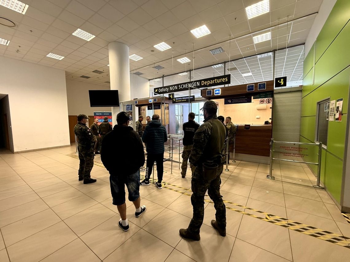 10 Gruzinów przymusowo wsadzonych do samolotu i wysłanych do domu. Nie szanowali polskiego prawa 10 Gruzinów przymusowo wsadzonych do samolotu i wysłanych do domu. Nie szanowali polskiego prawa