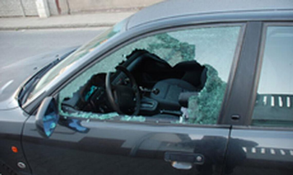 10-miesięczne dziecko uwięzione w rozgrzanym aucie. Policjanci wybili szybę, by ratować dziewczynkę 10-miesięczne dziecko uwięzione w rozgrzanym aucie. Policjanci wybili szybę, by ratować dziewczynkę