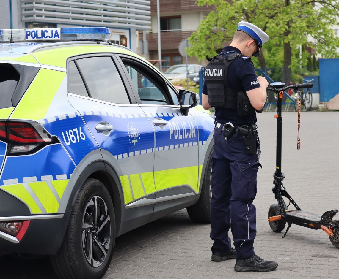 1000 złotych mandatu dla 18-latka na hulajnodze. Jechał z dziewczyną i wyprzedzał na pasach