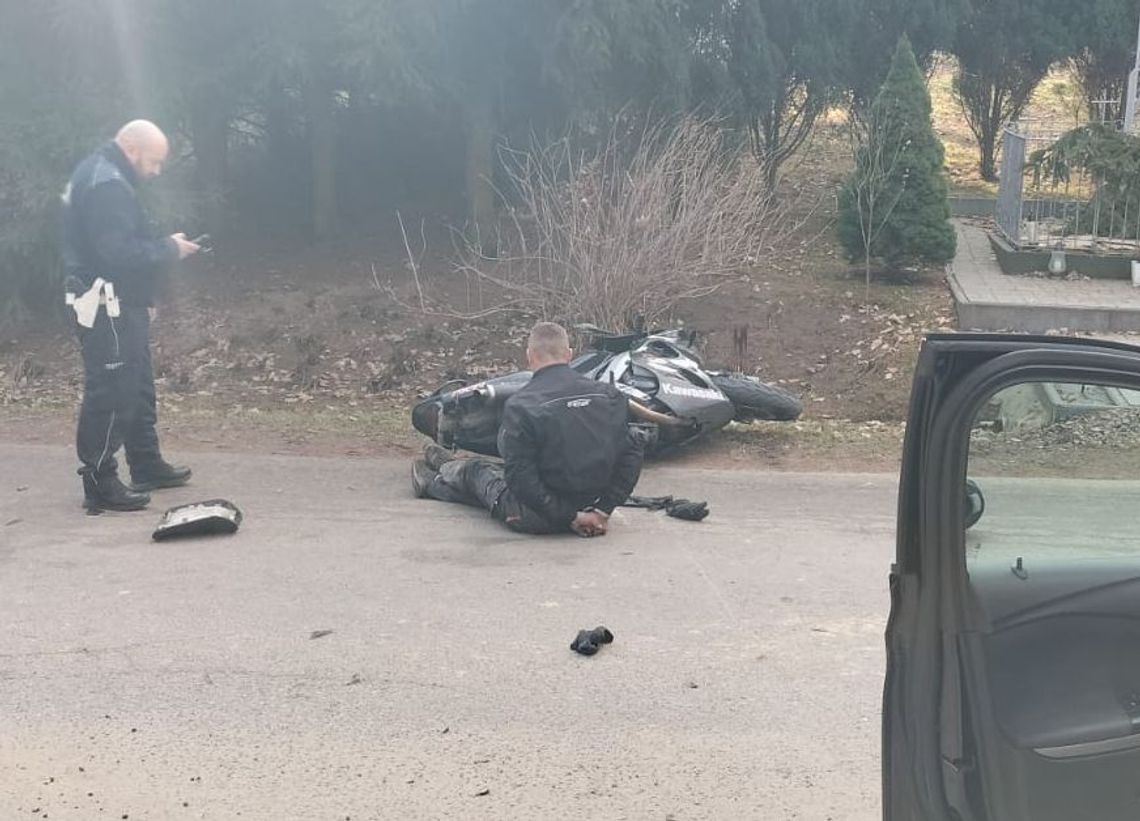 11 lat bez przeglądu i brak prawa jazdy. Szaleńcza ucieczka motocyklisty zakończona wywrotką