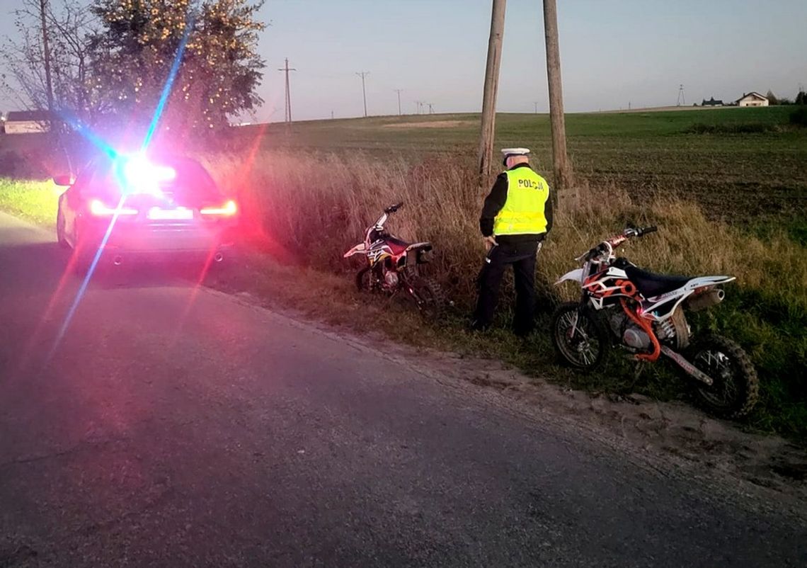 11-latek i 15-latek na motocyklach bez tablic. Rodzice dostali mandaty po 2 tysiące złotych 11-latek i 15-latek na motocyklach bez tablic. Rodzice dostali mandaty po 2 tysiące złotych