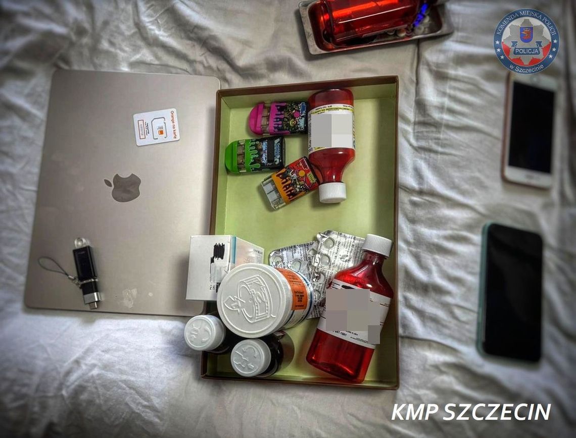 120 litrów płynnych opioidów w magazynie narkotykowym odkrytym przez policję. Zatrzymany mężczyzna