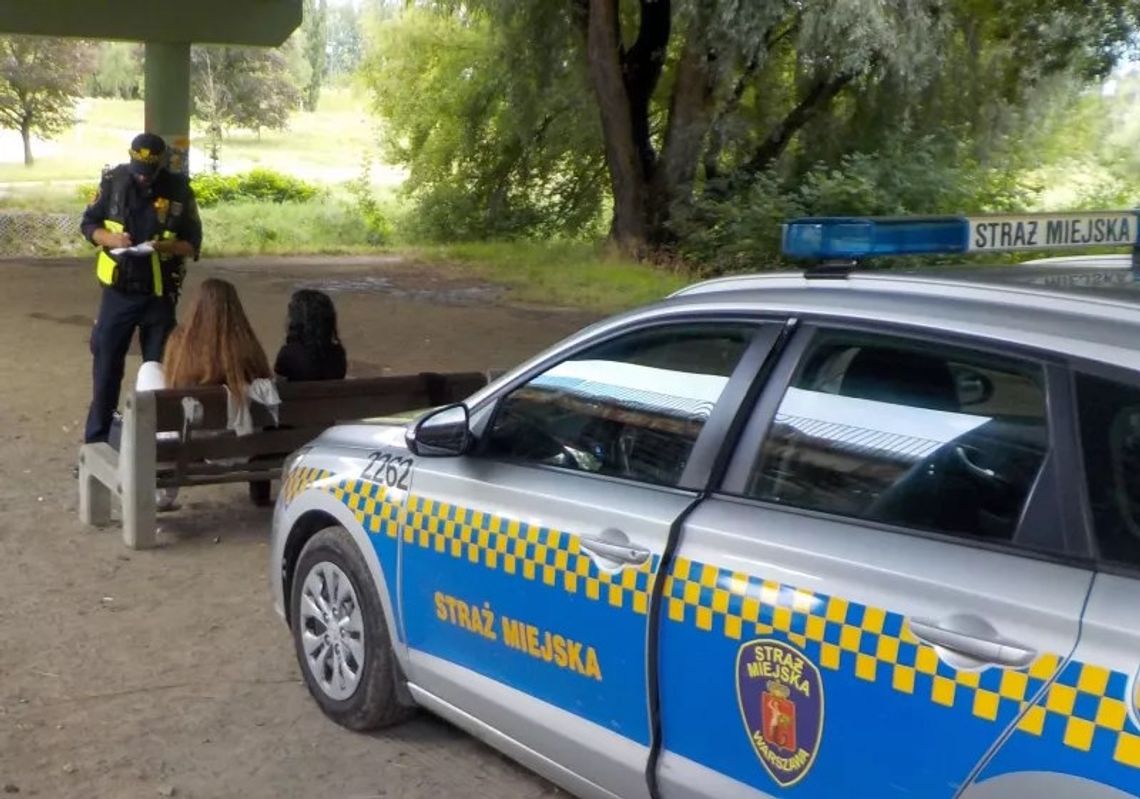 13 i 14-latka piły pod wiaduktem. Kupiły pięć butelek alkoholu - sprzedawca myślał, że są dorosłe