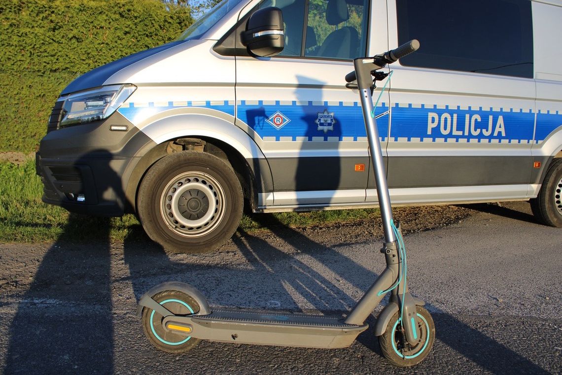 13-latek jechał hulajnogą z pijaną koleżanką. Policjanci przerwali jazdę 13-latek jechał hulajnogą z pijaną koleżanką. Policjanci przerwali jazdę