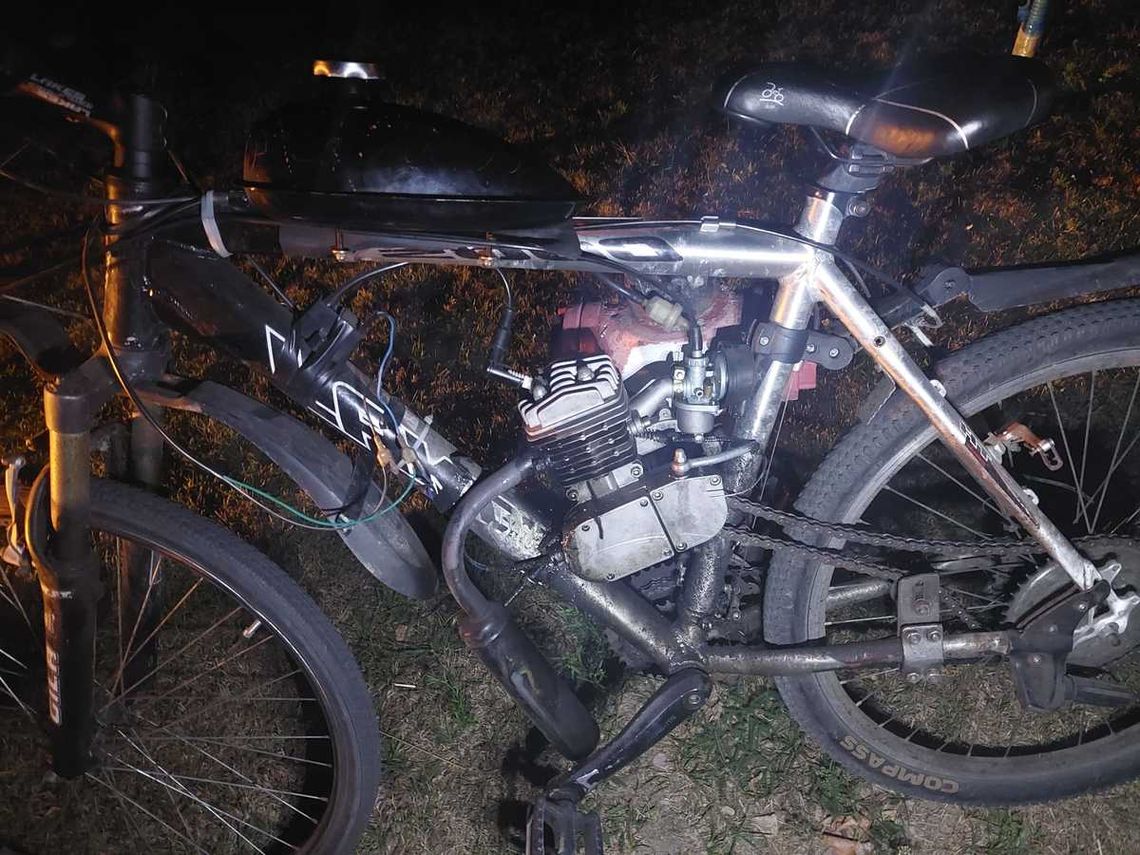 13-latek jeździł rowerem z wmontowanym silnikiem spalinowym. Podróż zakończyli policjanci z drogówki