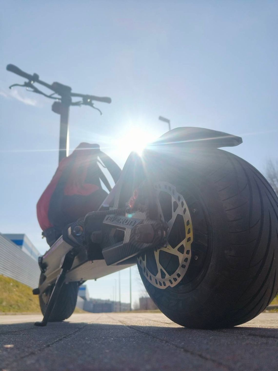 13-latek na hulajnodze elektrycznej potrącił mężczyznę na pasach. Sąd nałożył na niego zakaz jazdy 13-latek na hulajnodze elektrycznej potrącił mężczyznę na pasach. Sąd nałożył na niego zakaz jazdy