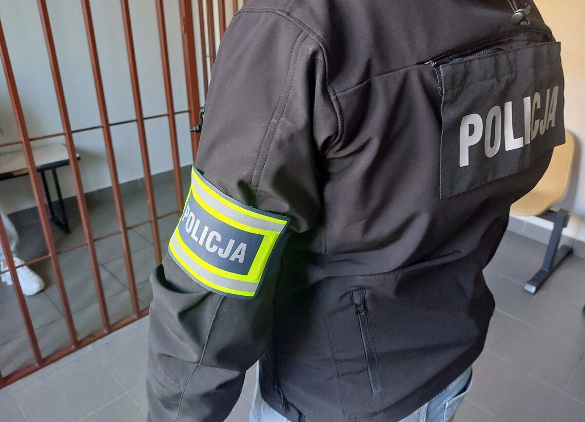 13-latek nie wracał do domu i nie odbierał telefonu. Policjanci znaleźli go w mieszkaniu poszukiwanego 21-latka 13-latek nie wracał do domu i nie odbierał telefonu. Policjanci znaleźli go w mieszkaniu poszukiwanego 21-latka