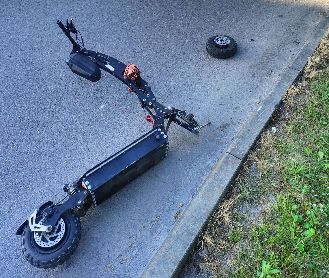 13-latek siedział na wielkim głośniku i jechał hulajnogą. Skończyło się groźnym wypadkiem