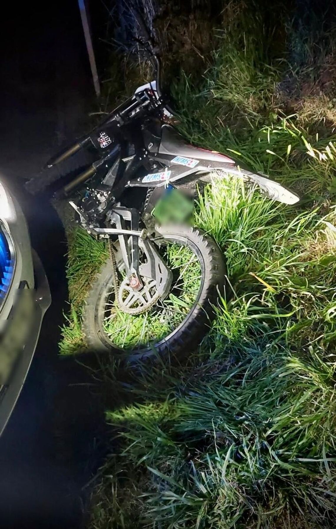 13-latek uciekał policjantom na elektrycznym motocyklu. Przewrócił się przy schodach