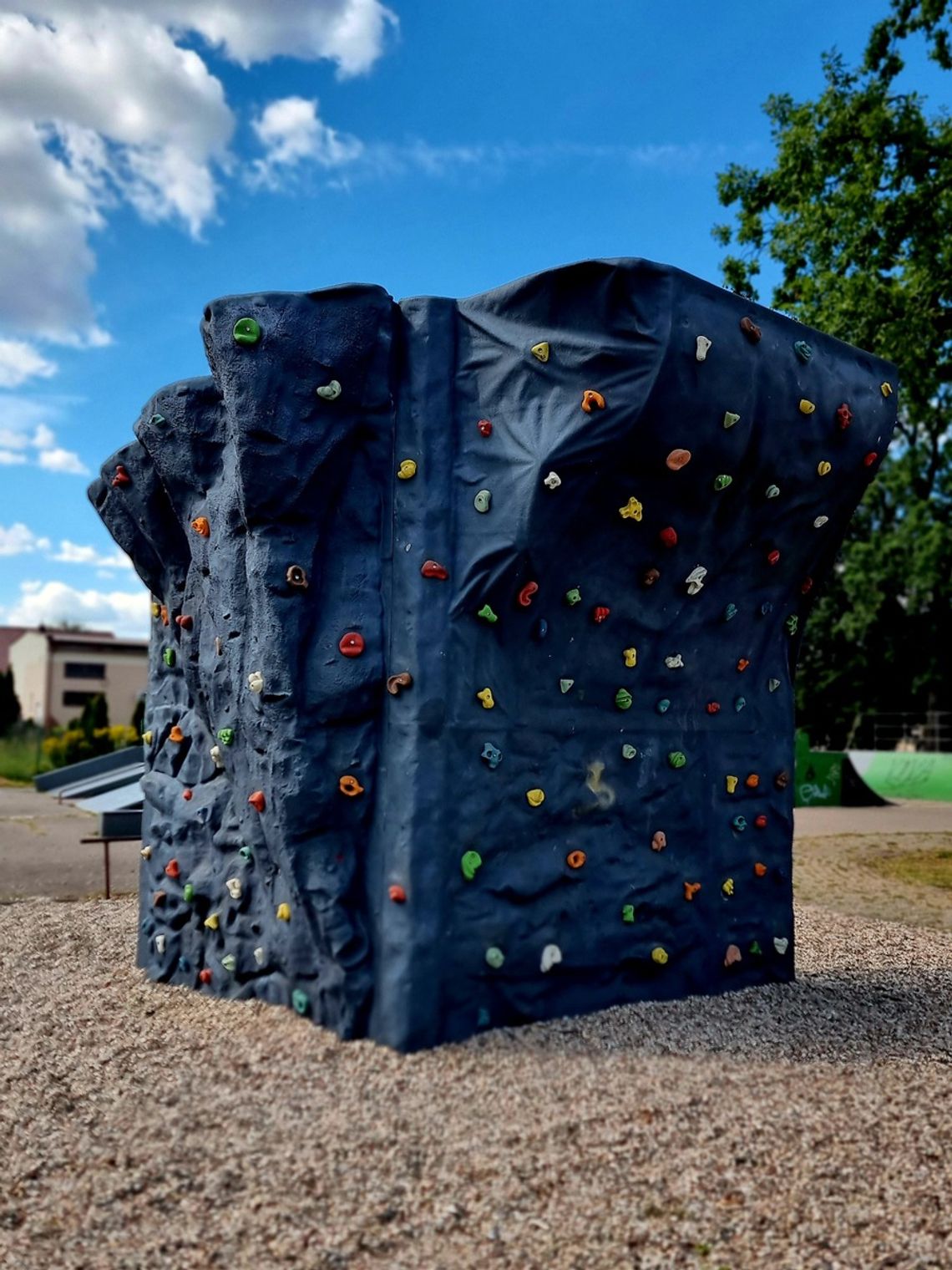 13-latek utknął na ściance wspinaczkowej. Policjanci podstawili radiowóz i pomogli mu zejść na dach Policja Hajnówka