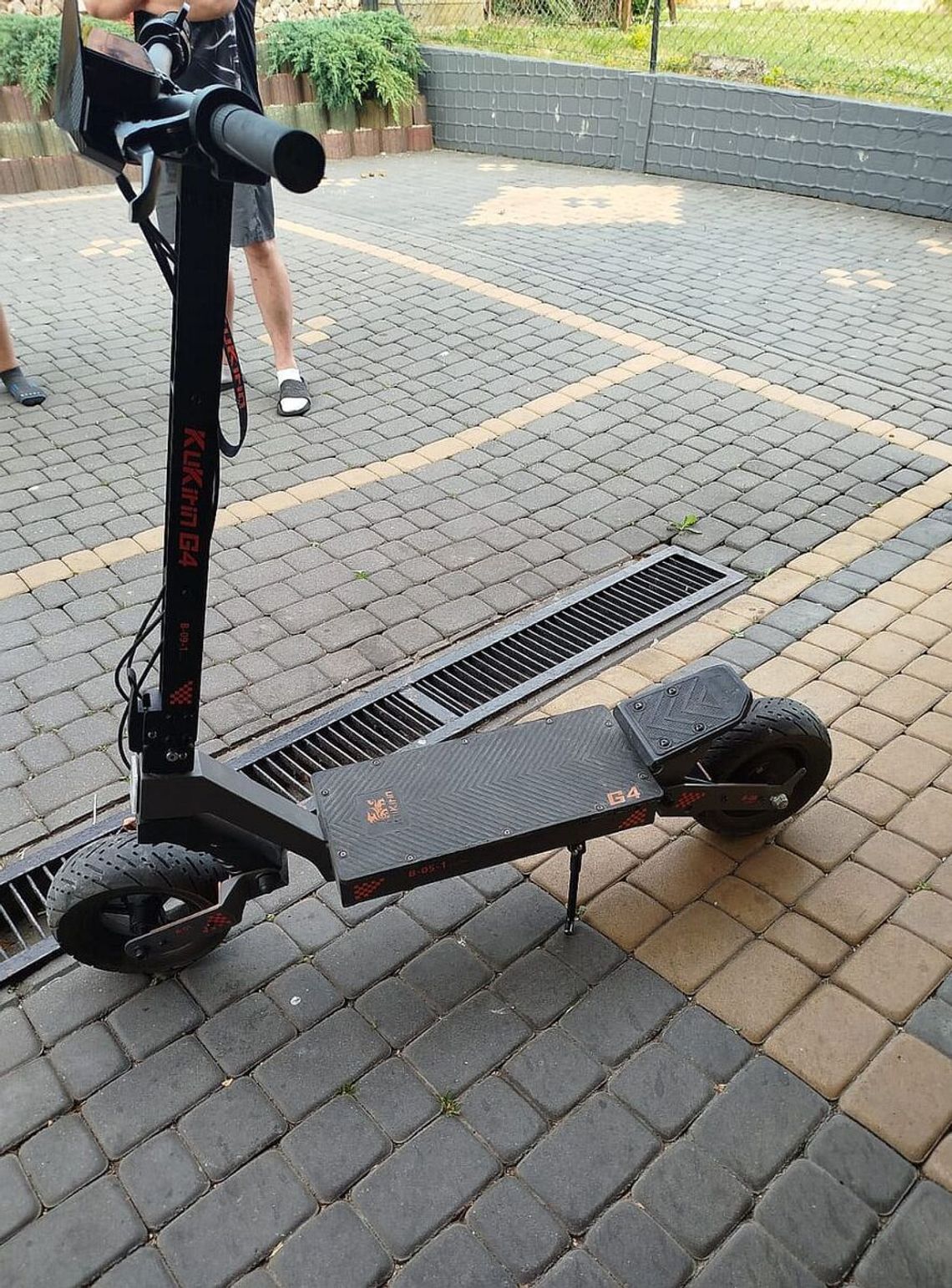 13-latek wziął dziewczynę na przejażdżkę hulajnogą elektryczną. Po upadku oboje wylądowali w szpitalu