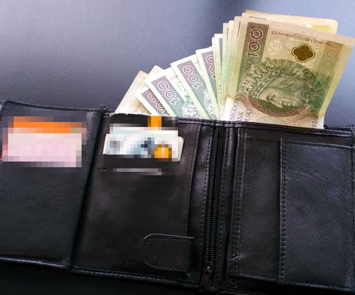 13-latek znalazł portfel pełen pieniędzy. Chłopak nie wahał się ani chwilę i zaniósł go na komendę