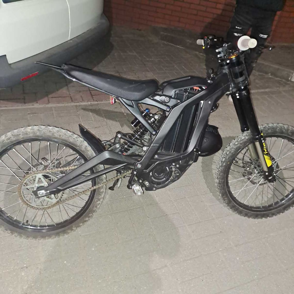 14-latek jeździł w nocy na elektrycznym motocyklu. Zaczął uciekać, gdy zobaczył, że policja chce go zatrzymać