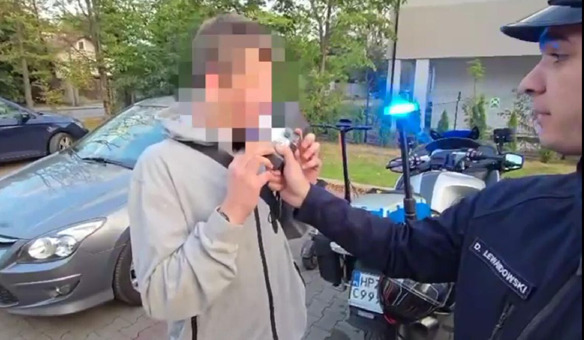 14-latek na hulajnodze elektrycznej dmuchnął w policyjny alkomat. Okazało się, że miał pół promila!