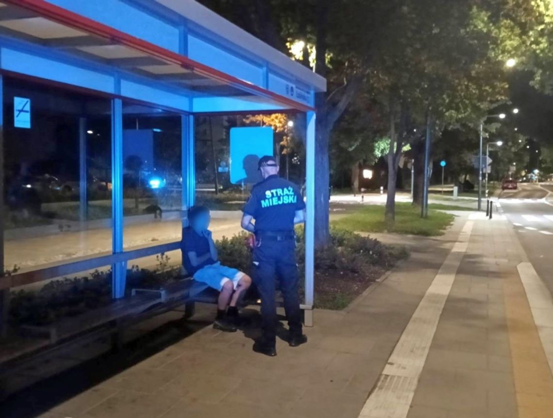 14-latek uciekł z domu i przez dwa tygodnie żył ze sprzedaży butelek. Zwrócił uwagę kierowcy autobusu 14-latek uciekł z domu i przez dwa tygodnie żył ze sprzedaży butelek. Zwrócił uwagę kierowcy autobusu