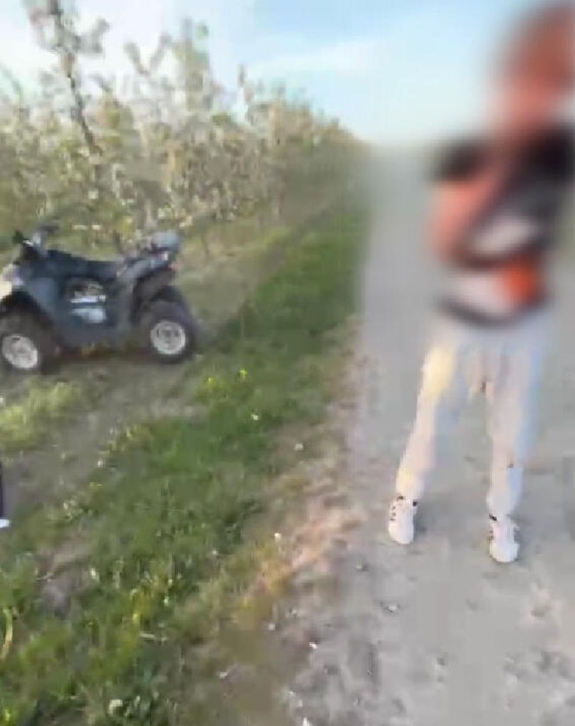 14-latek wiózł dwie koleżanki na quadzie. Rozbili się na betonowym słupie
