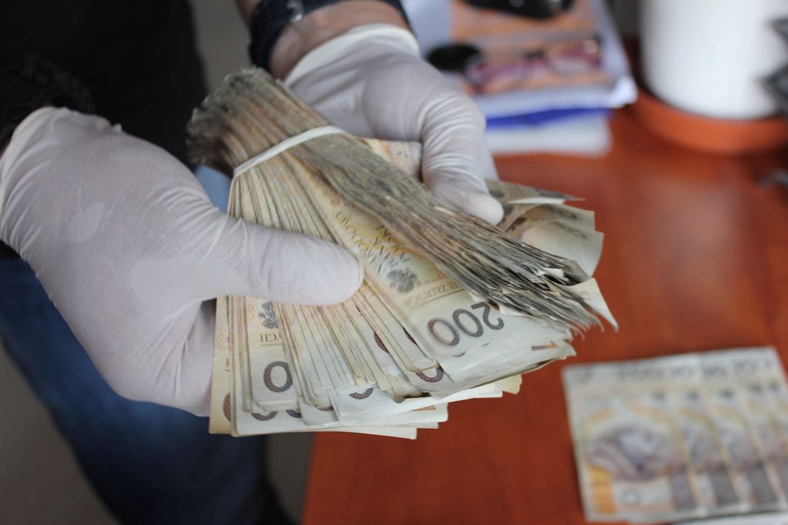 14-latek wpuścił do domu mężczyznę w zamian za 200 złotych. Złodziej ukradł jego rodzicom 36 tysięcy 14-latek wpuścił do domu mężczyznę w zamian za 200 złotych. Złodziej ukradł jego rodzicom 36 tysięcy