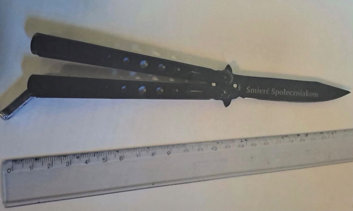 14-latek wszedł do szkoły z nożem i petardami. Szybka akcja policji na Mokotowie 14-latek wszedł do szkoły z nożem i petardami. Szybka akcja policji na Mokotowie