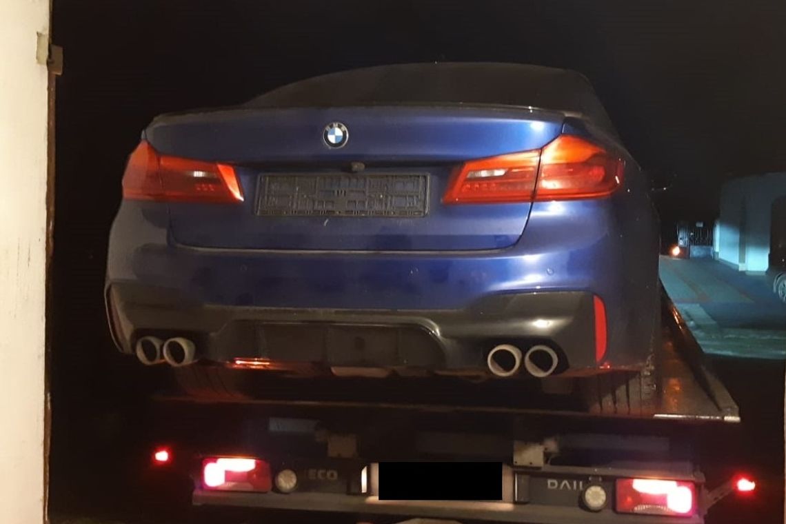 14-latek za kierownicą opla holował kumpla w BMW. Mieli pecha, bo wpadli na policjantki z drogówki