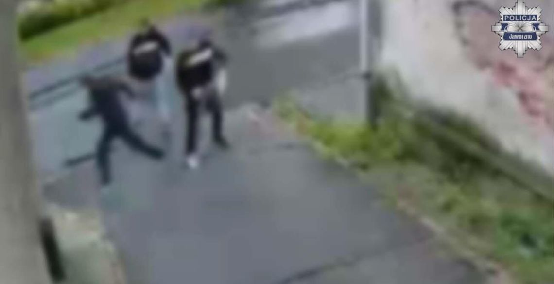 14-latek zaatakowany na ulicy z powodu klubowego szalika. Chłopak trafił do szpitala 14-latek zaatakowany na ulicy z powodu klubowego szalika. Chłopak trafił do szpitala