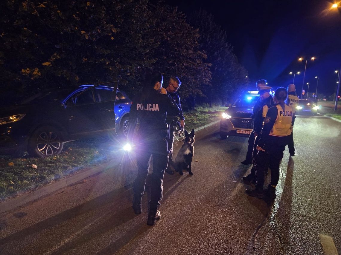 14-latek zabrał auto bez wiedzy rodziców i przejechał nim całą Polskę. Został zatrzymany po policyjnym pościgu 14-latek zabrał auto bez wiedzy rodziców i przejechał nim całą Polskę. Został zatrzymany po policyjnym pościgu
