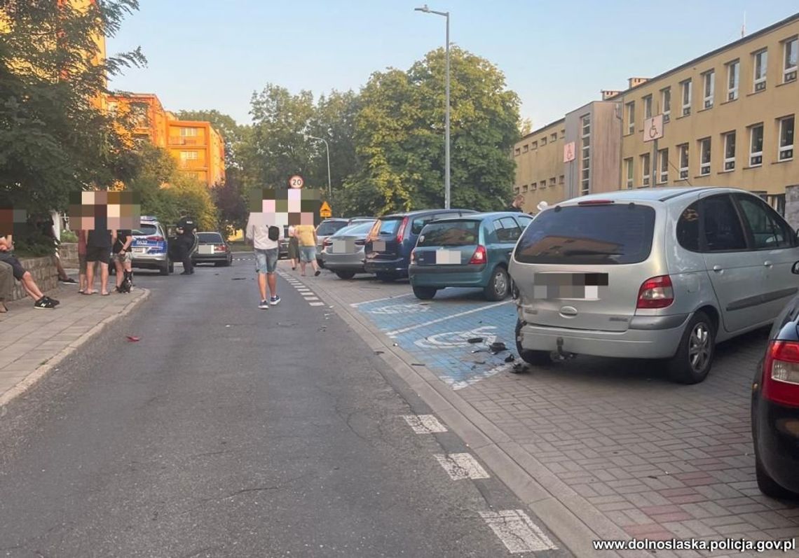 14-latek zabrał kluczyki rodzicom i wsiadł za kierownicę BMW. Uszkodził cztery zaparkowane auta