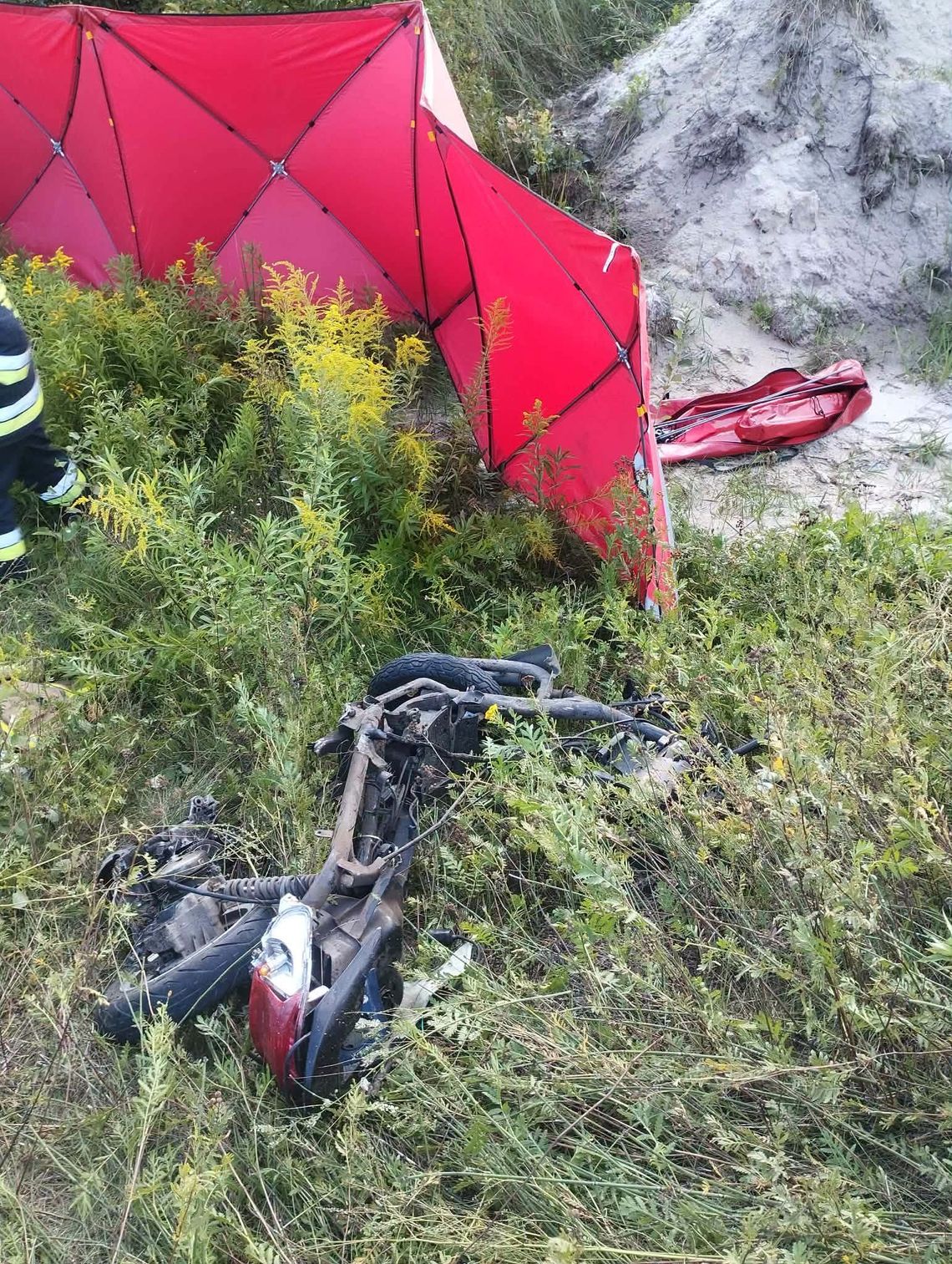14-latek zginął po zderzeniu skutera z pociągiem. 13-latka trafiła do szpitala
