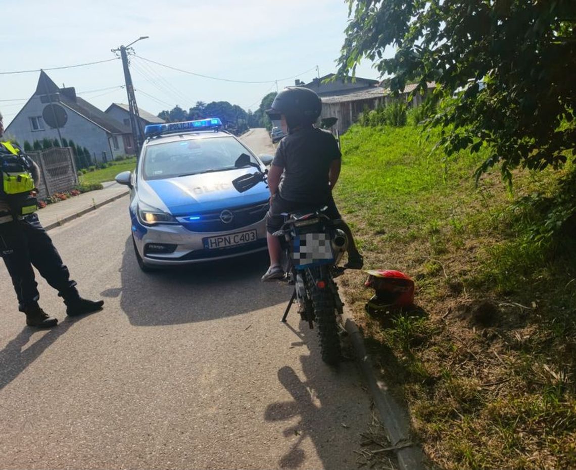 15-latek bez uprawnień wiózł 8-letniego pasażera. Ojciec kupił mu motocykl, żeby uczył się jeździć