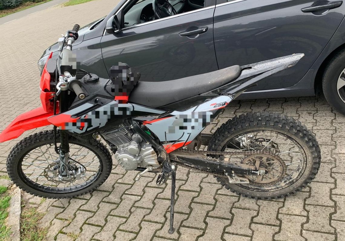 15-latek bez uprawnień za kierownicą crossa. Motocykl nie miał OC ani tablic 15-latek bez uprawnień za kierownicą crossa. Motocykl nie miał OC ani tablic