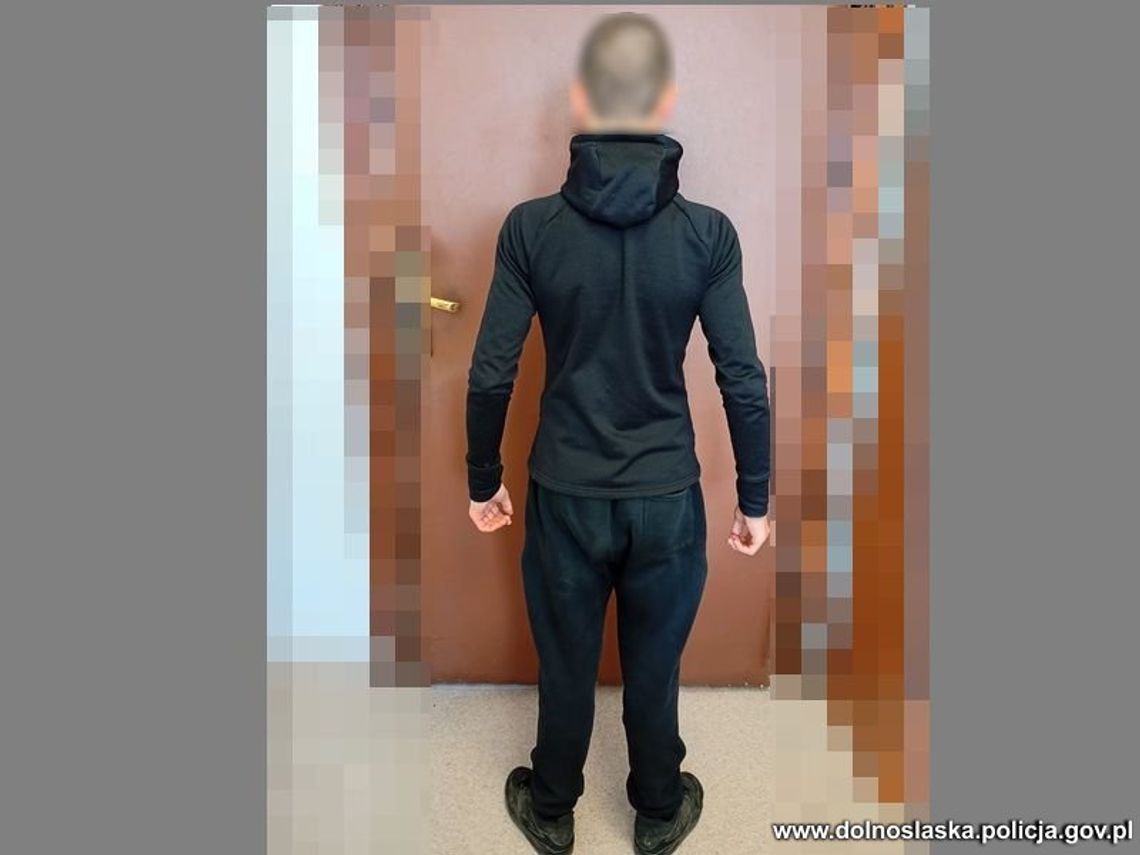 15-latek dostał nagłego ataku agresji. Zaatakował biletomat i przystanek 15-latek dostał nagłego ataku agresji. Zaatakował biletomat i przystanek