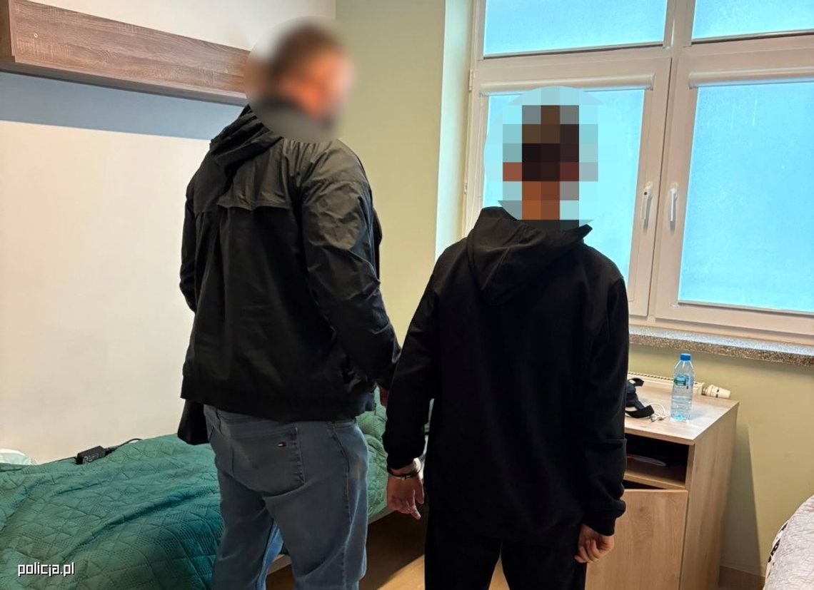 15-latek groził przez telefon, że z kolegą podłożył bombę w samolocie. Policjanci znaleźli go w ośrodku wychowawczym 15-latek groził przez telefon, że z kolegą podłożył bombę w samolocie. Policjanci znaleźli go w ośrodku wychowawczym