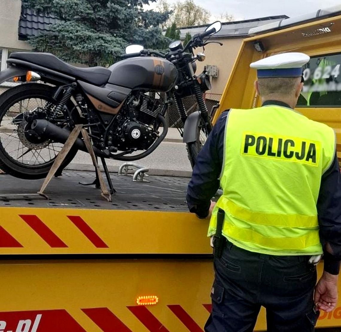 15-latek na motocyklu zatrzymany przez Speed. Maszyna trafiła na lawetę, a matka chłopca dostała wysoki mandat 15-latek na motocyklu zatrzymany przez Speed. Maszyna trafiła na lawetę, a matka chłopca dostała wysoki mandat