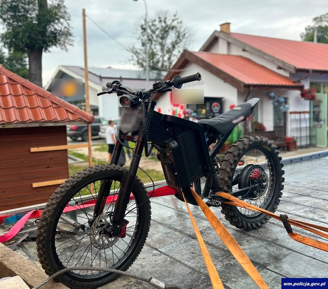 15-latek jeździł tym jak rowerem - bez prawa jazdy, rejestracji i ubezpieczenia. Rodzice dostali mandat, a to nie koniec 15-latek jeździł tym jak rowerem - bez prawa jazdy, rejestracji i ubezpieczenia. Rodzice dostali mandat, a to nie koniec