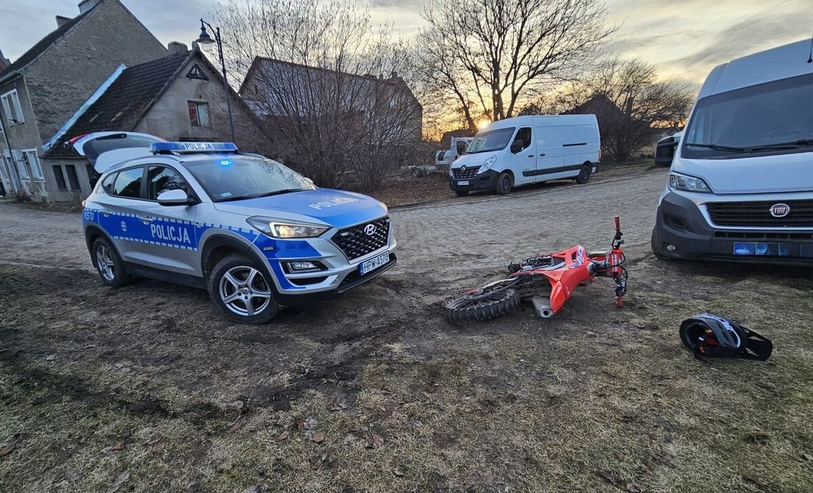 15-latek na crossie próbował uciekać przed policją. Pościg zakończył się kolizją z radiowozem