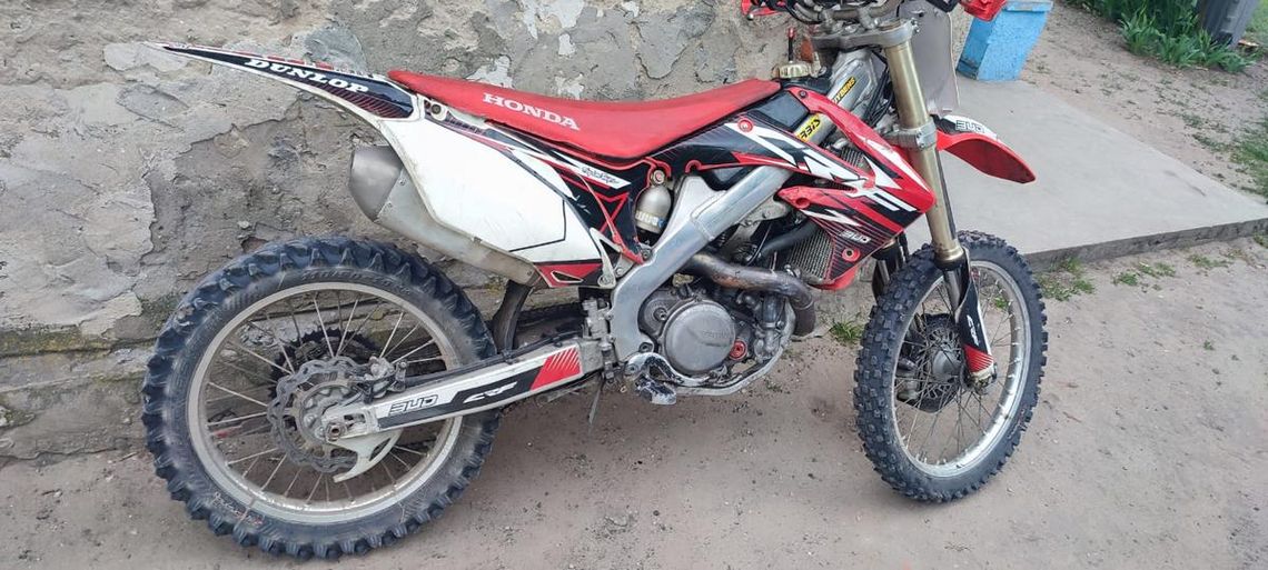 15-latek na crossie uciekał policji. Chłopiec nie miał uprawnień, a motocykl badań i ubezpieczenia