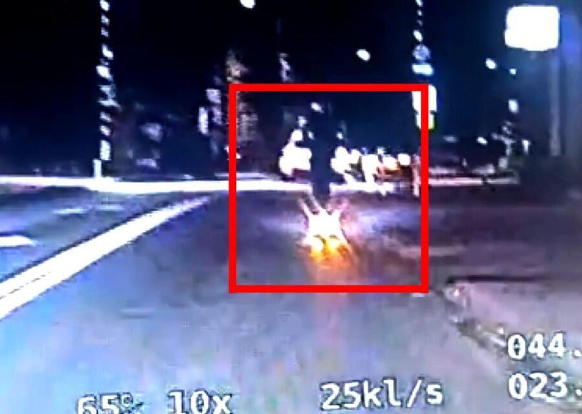 15-latek na hulajnodze "przeleciał" na czerwonym przez ruchliwe skrzyżowanie. Potem uciekał aż się przewrócił