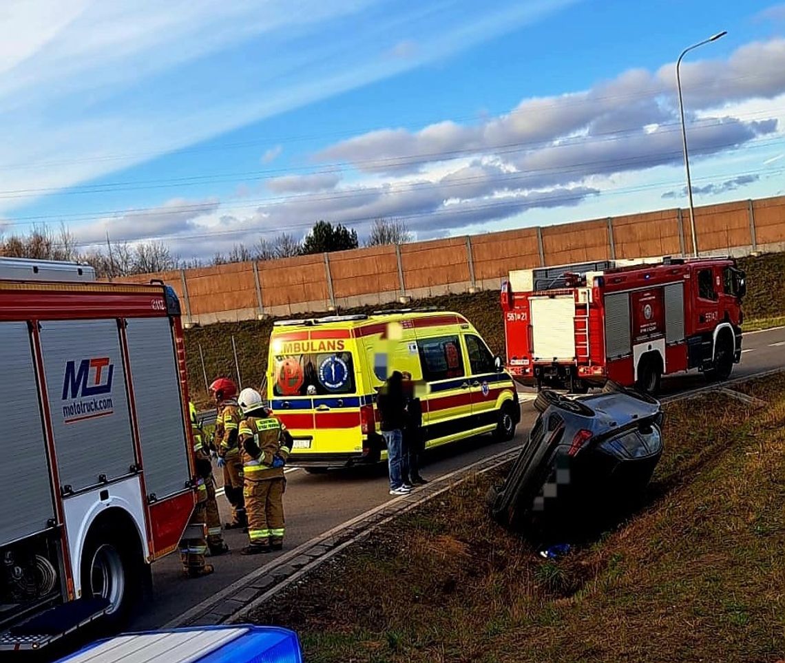 15-latek pod nieobecność rodziców chciał pojeździć autem z kolegą. Przejażdżkę skończyli w rowie 15-latek pod nieobecność rodziców chciał pojeździć autem z kolegą. Przejażdżkę skończyli w rowie