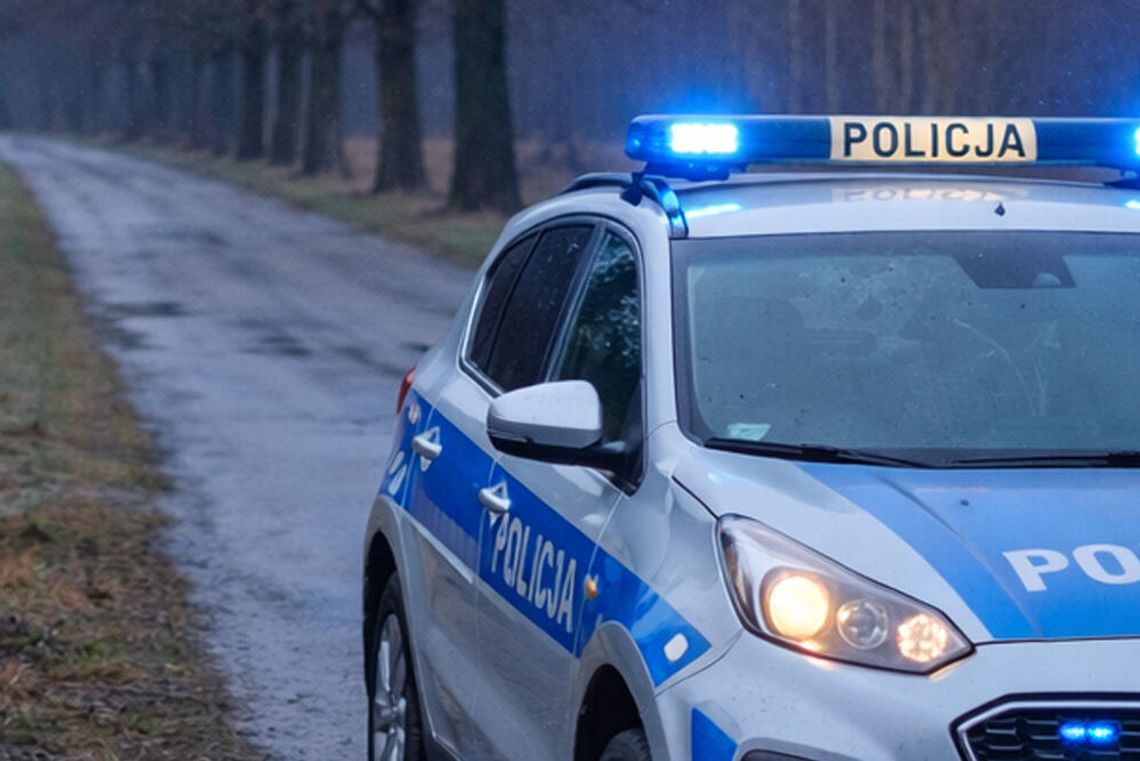 15-latek ukradł rodzicom flaszkę i kluczyki do auta. Wpadł do rowu, a potem zasnął